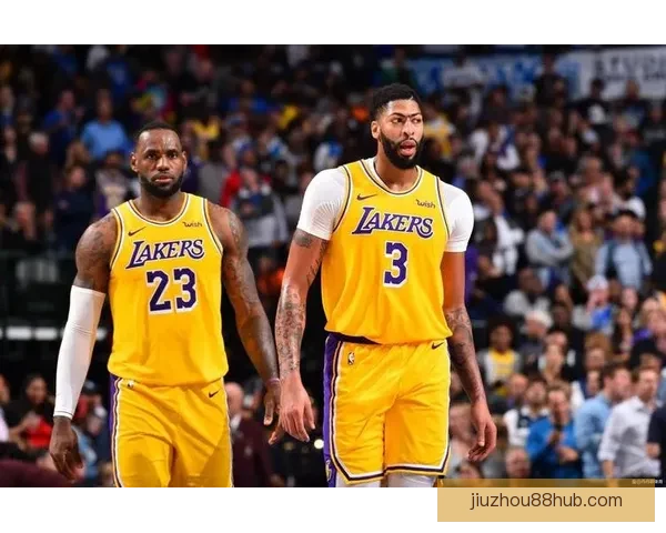 詹东里组合战热火状态成疑 湖人凌晨4点才抵达迈阿密酒店